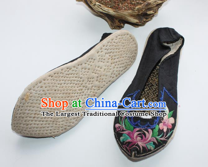 Chinese Yunnan Ethnic Shoes Traditional Black Cloth Shoes Embroidered Shoes Handmade Yi Nationality Female Shoes