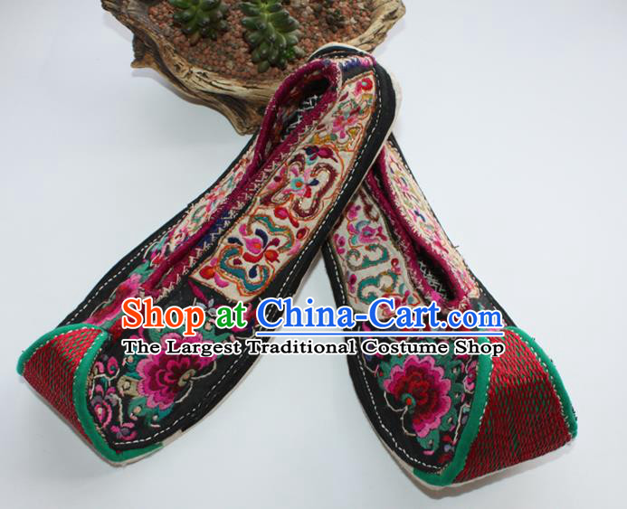 Chinese Yunnan Ethnic Dance Shoes Traditional Court Cloth Shoes Handmade Full Embroidered Shoes Yi Nationality Shoes