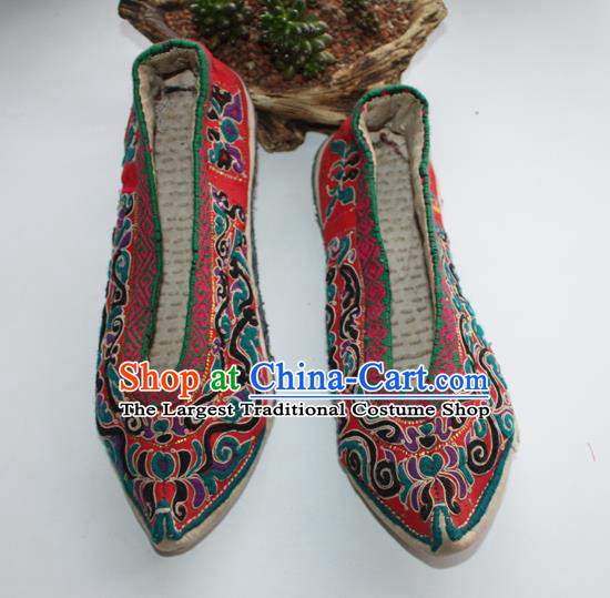 Chinese Shui Nationality Red Embroidered Shoes Yunnan Ethnic Folk Dance Shoes Handmade Strong Cloth Soles Shoes