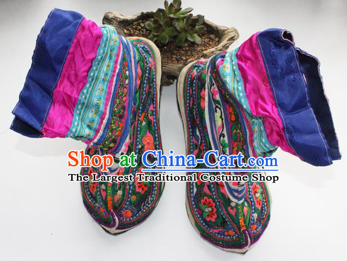 China Handmade Yi Nationality Shoes Yunnan Embroidered Green Satin Boots