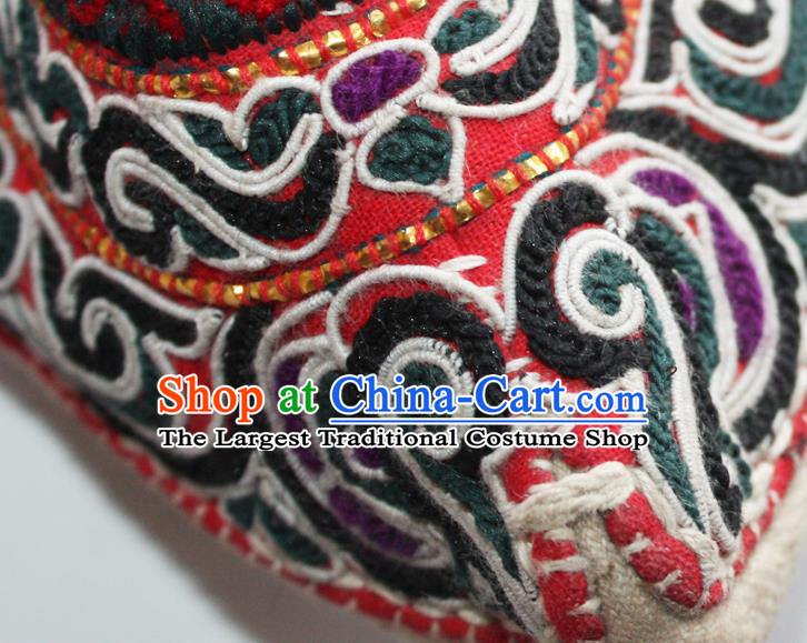 Chinese Shui Nationality Embroidered Shoes Yunnan National Wedding Shoes Handmade Ethnic Strong Cloth Soles Shoes