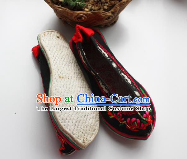 Chinese National Yunnan Black Embroidered Shoes Handmade Ethnic Dance Cloth Shoes Yi Nationality Woman Shoes