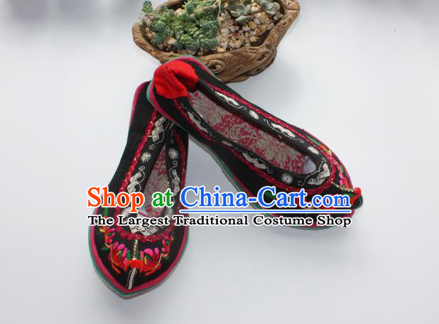 Chinese National Yunnan Black Embroidered Shoes Handmade Ethnic Dance Cloth Shoes Yi Nationality Woman Shoes