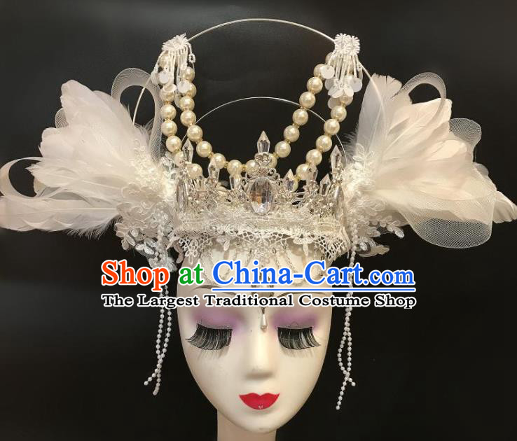 Top Baroque Pearls Hair Clasp Cosplay Princess Hair Accessories Halloween Catwalks White Feather Royal Crown Carnival Parade Headdress