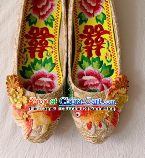 China Handmade Bride Shoes Xiuhe Suit Shoes Wedding Golden Lace Shoes Embroidered Goldfish Shoes