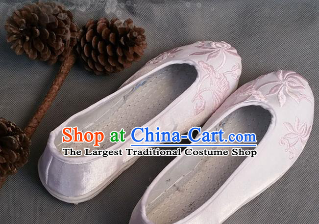 Handmade China Ethnic Folk Dance Shoes National Woman White Satin Shoes Yunnan Embroidered Lotus Shoes
