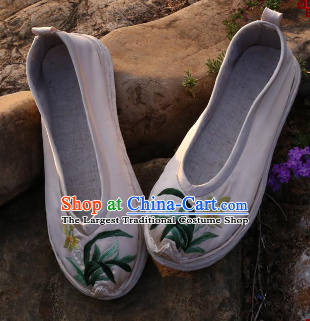 Handmade China Yunnan Ethnic Folk Dance Shoes Embroidered White Satin Shoes National Woman Strong Cloth Shoes