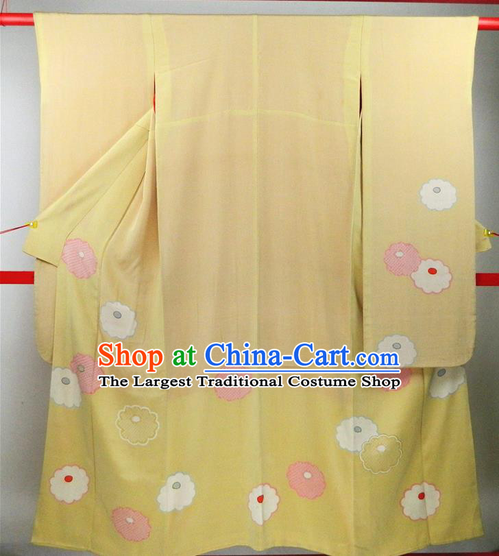 Japanese Young Woman Garment Costume Classical Chrysanthemum Pattern Yellow Yukata Dress Traditional Furisode Kimono Clothing