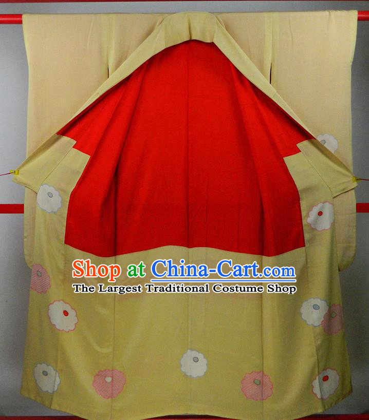 Japanese Young Woman Garment Costume Classical Chrysanthemum Pattern Yellow Yukata Dress Traditional Furisode Kimono Clothing