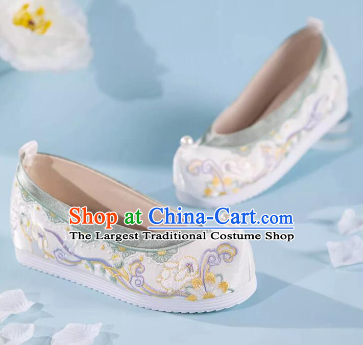 China Traditional Hanfu Shoes Handmade White Embroidered Shoes Ming Dynasty Princess Pearls Shoes