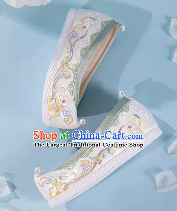 China Traditional Hanfu Shoes Handmade White Embroidered Shoes Ming Dynasty Princess Pearls Shoes
