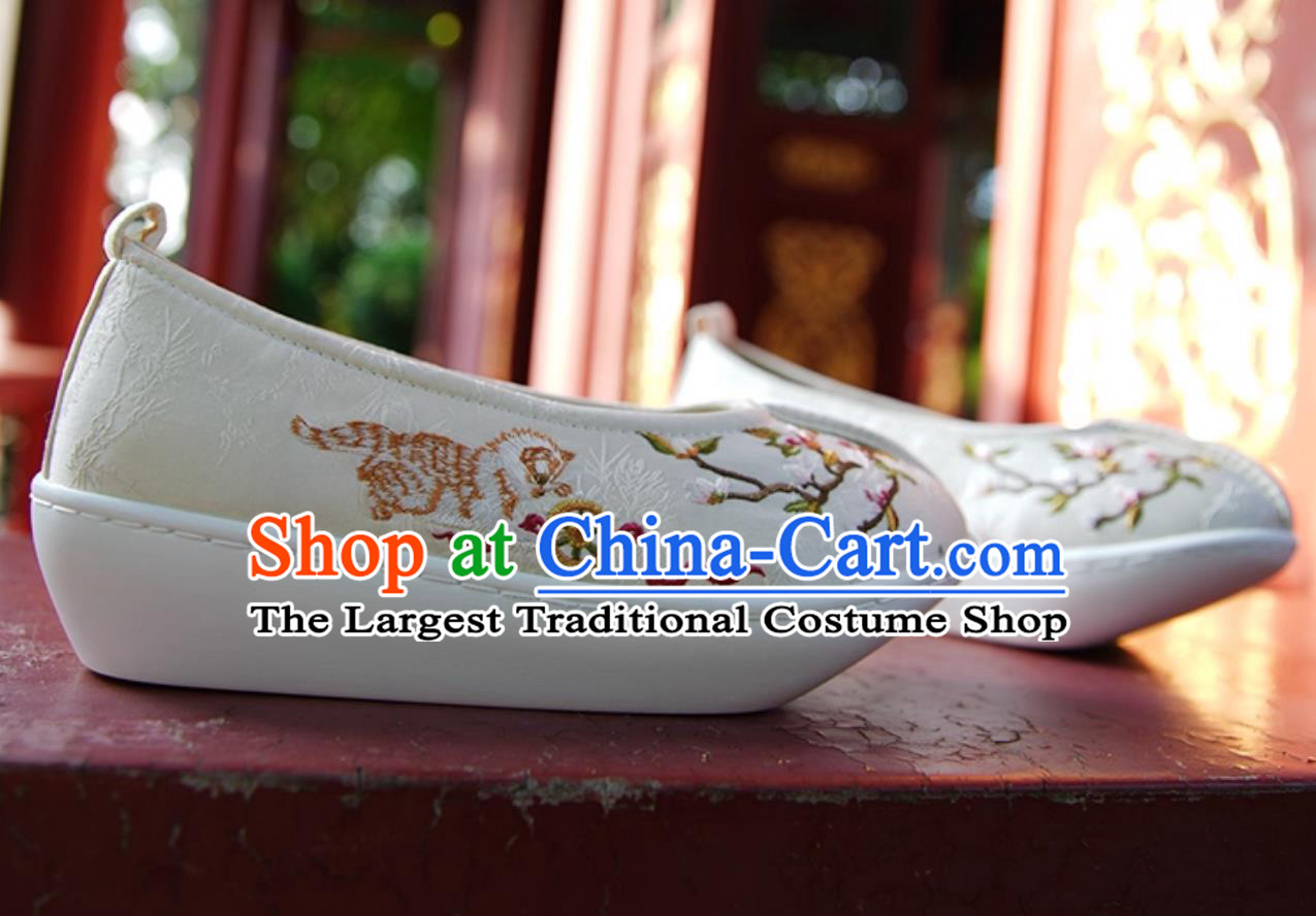 White Embroidered Chinese Shoes Ming Dynasty Dengyun Shoes Women Hanfu Shoes