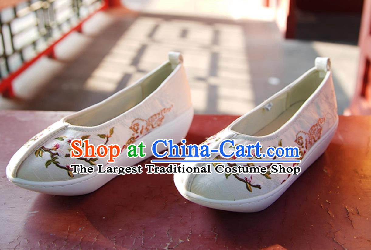 White Embroidered Chinese Shoes Ming Dynasty Dengyun Shoes Women Hanfu Shoes
