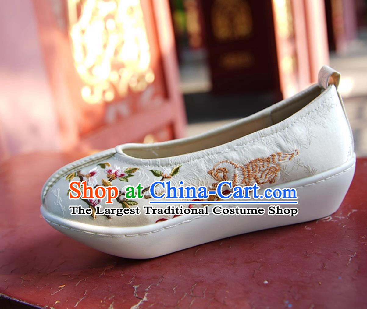 White Embroidered Chinese Shoes Ming Dynasty Dengyun Shoes Women Hanfu Shoes