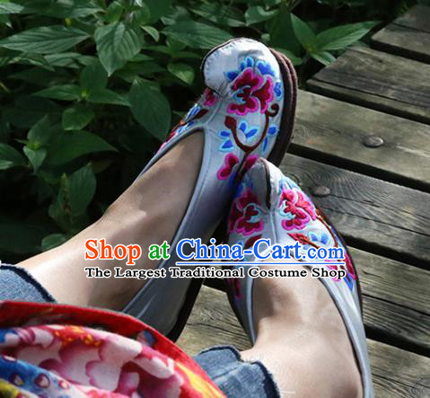 Chinese Embroidered White Satin Shoes Traditional Yi Nationality Shoes National Woman Shoes