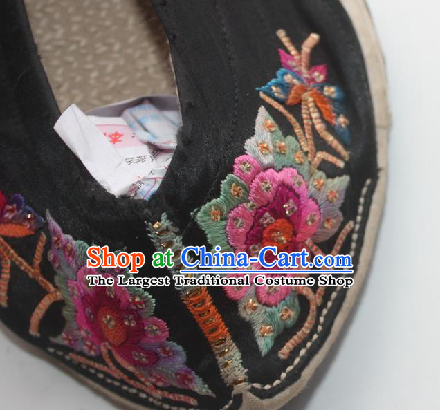 Chinese National Ethnic Strong Cloth Soles Shoes Handmade Black Embroidered Shoes Traditional Yunnan Yi Nationality Woman Shoes